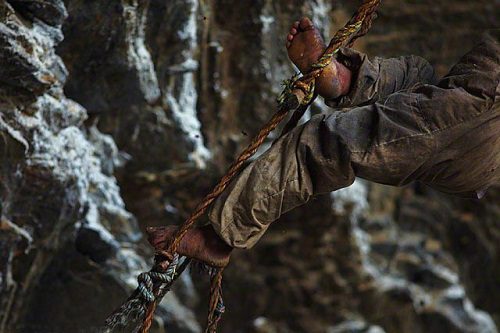 图片故事：绝壁上攀援的喜马拉雅采蜜人（烟雨客栈网）