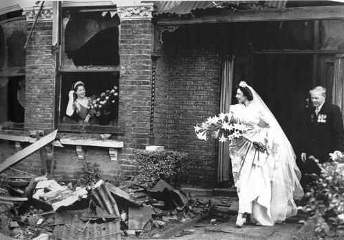情感图片故事：1940年德国轰炸下的婚礼照片