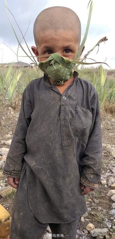 图片故事：一个巴基斯坦小男孩的口罩