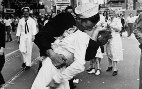 图片故事：二战“胜利之吻”男主角辞世 享年95岁