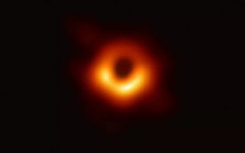 图片故事：世界第一张黑洞照片亮相
