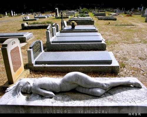 一位妻子请人把丈夫的墓碑，雕成自己的样子
