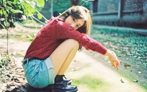 情感语录经典短句：关于爱情这件事，但凡辛苦，便是强求！