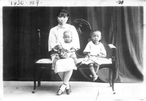 照片：母亲怀抱1岁的袁隆平，哥哥隆津坐在旁边
