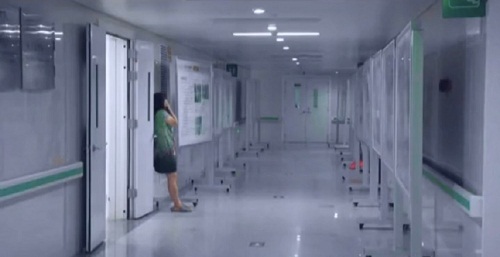 图片故事：深夜，空旷的医院走廊，躲起来偷偷哭泣母亲！