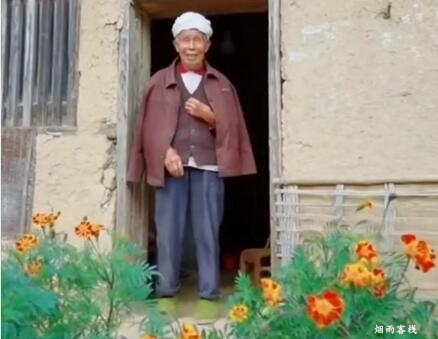 90岁老人在土房前后种满鲜花 网友：斯是陋室，惟吾德馨