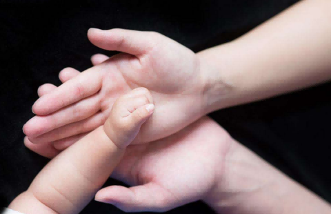 宝宝握拳头看智力，新生儿手散开很少握拳正常吗？