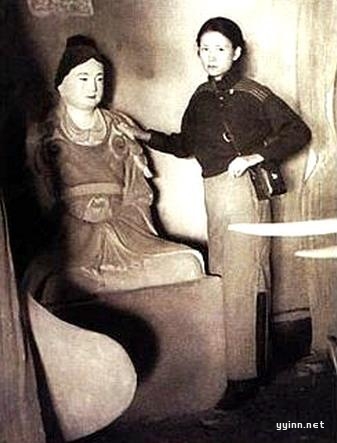 1937年林徽因在山西五台山佛光寺大殿内与“宁公遇”的合影