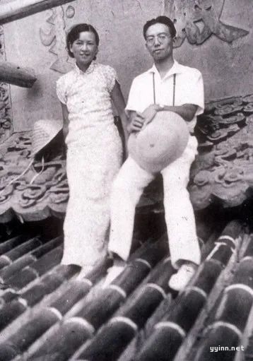 1936年林徽因（左）和梁思成在北京天坛（照片来源：宾大费舍尔美术图书馆）